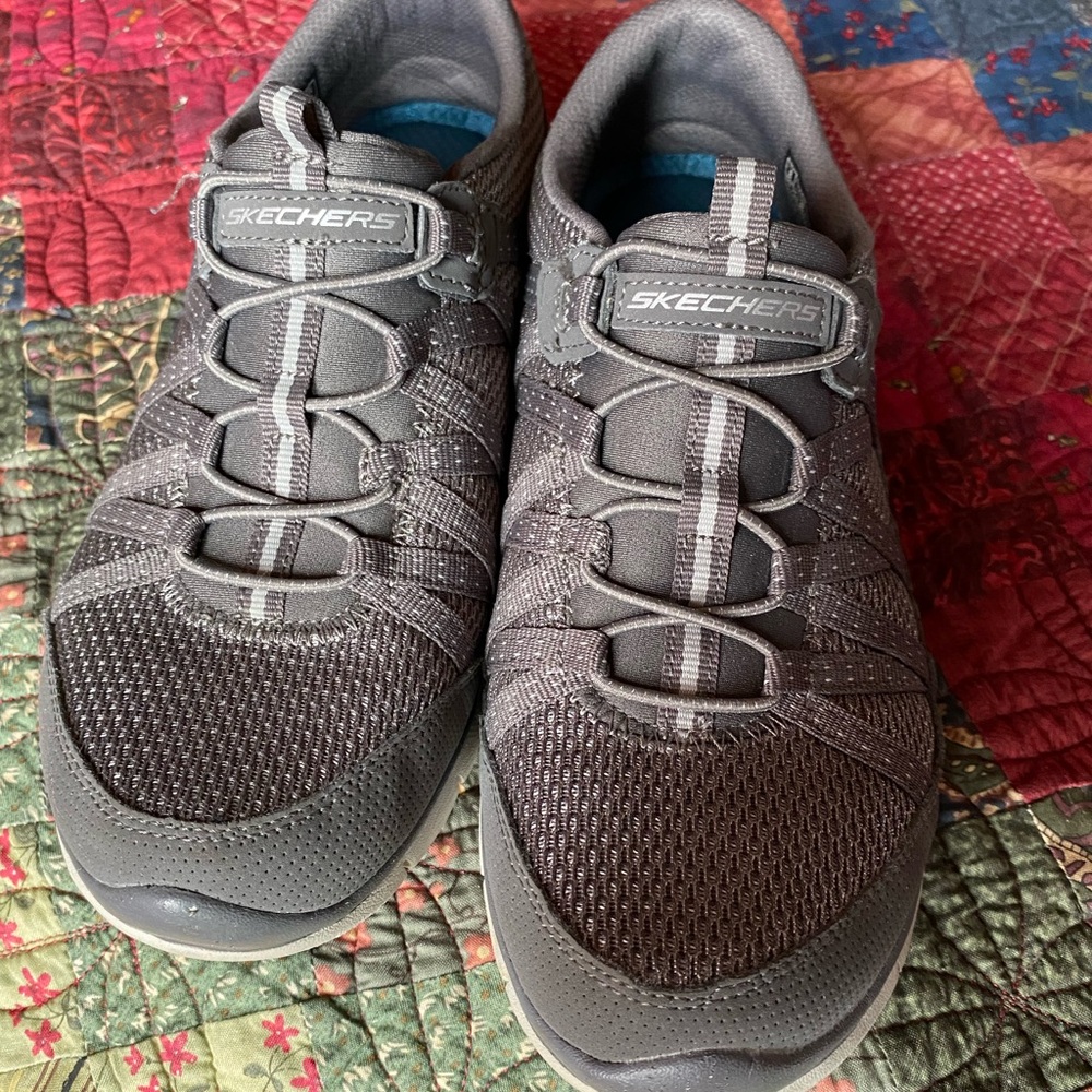 Sketchers no tie slip on shoes size 8 women’s, like new!